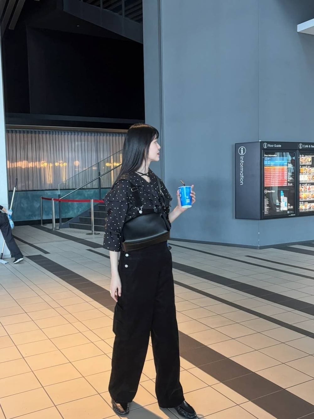 ブラック系のサロペット/オーバーオール、ブラック系のショルダーバッグを着用したレディースの春コーディネートの4枚目の写真