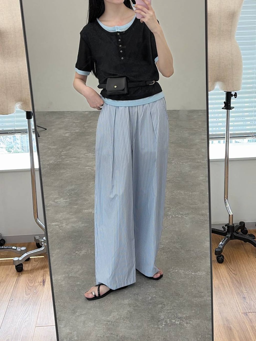 ブラック系のTシャツ/カットソー、ブルー系のその他パンツ、ブラック系のベルトを着用したレディースの夏コーディネートの2枚目の写真