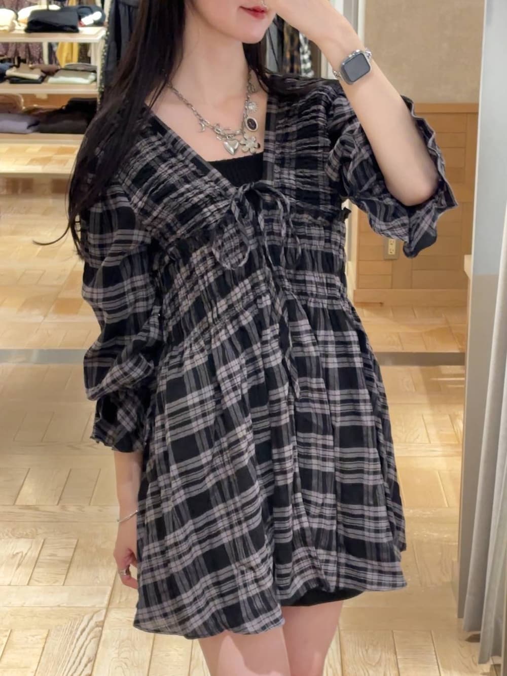 グレー系のその他パンツ、ブラック系のブーツ、ブラック系のシャツ/ブラウスを着用したレディースの秋コーディネートの4枚目の写真