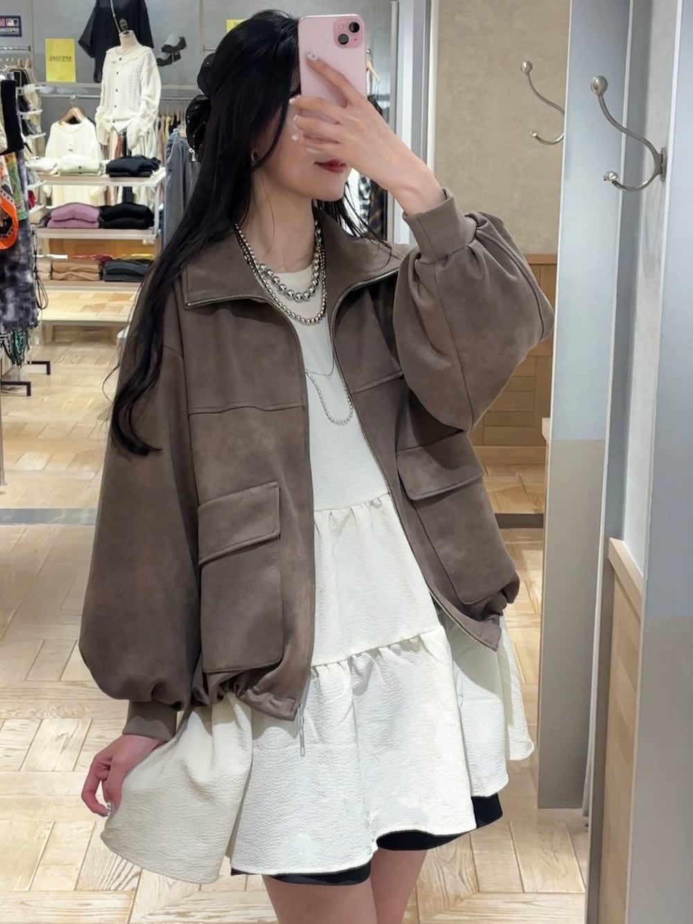 ブラック系のブーツ、グレー系のその他パンツ、ブラウン系のブルゾンを着用したレディースの秋コーディネートの2枚目の写真