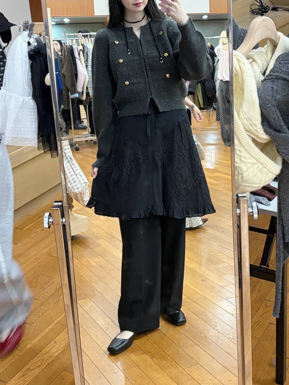 グレー系のノーカラージャケット、ブラウン系のノーカラージャケット、ブラック系のスカートを着用したレディースの秋コーディネートの2枚目の写真