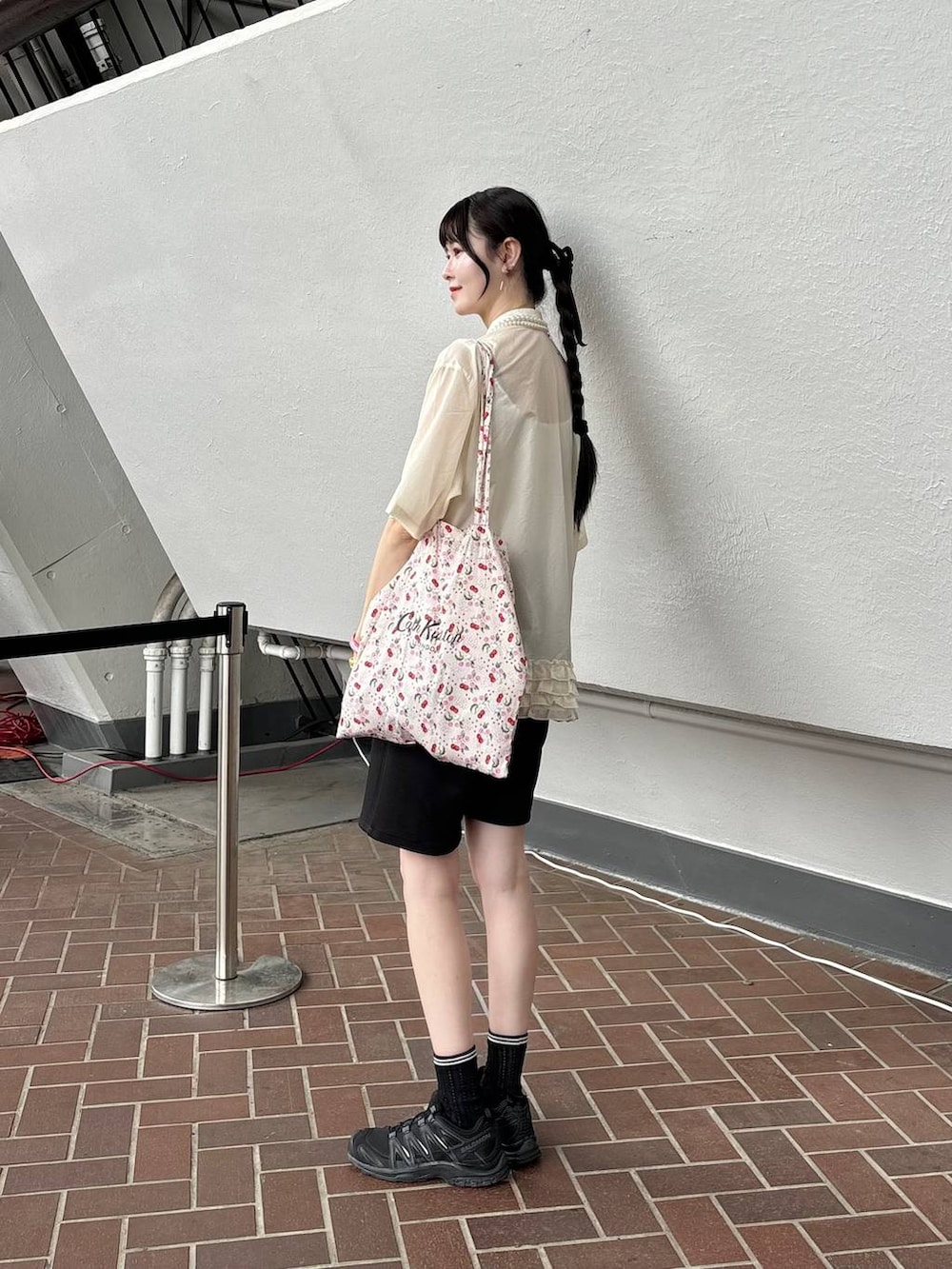 ブラック系のシャツ/ブラウス、ベージュ系のネックレス、ブラック系のソックス/靴下を着用したレディースの夏コーディネートの2枚目の写真