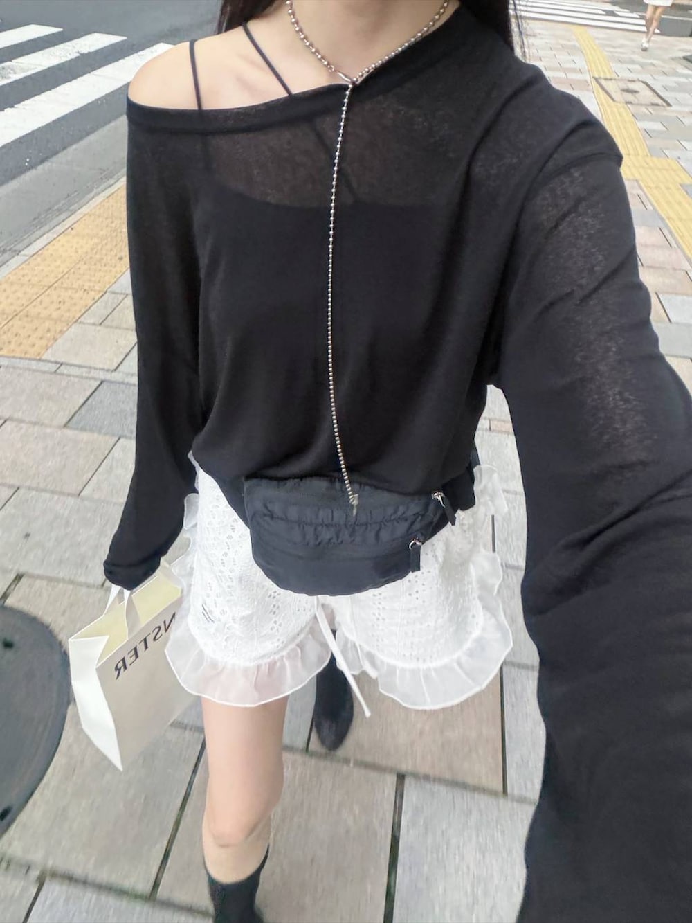 ブラック系のTシャツ/カットソー、ブラック系のボディバッグ/ウエストポーチを着用したレディースの夏コーディネートの2枚目の写真