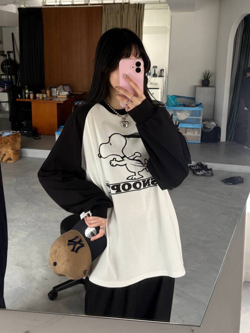 ブラック系のスラックス、ホワイト系のTシャツ/カットソーを着用したレディースの春コーディネートの4枚目の写真