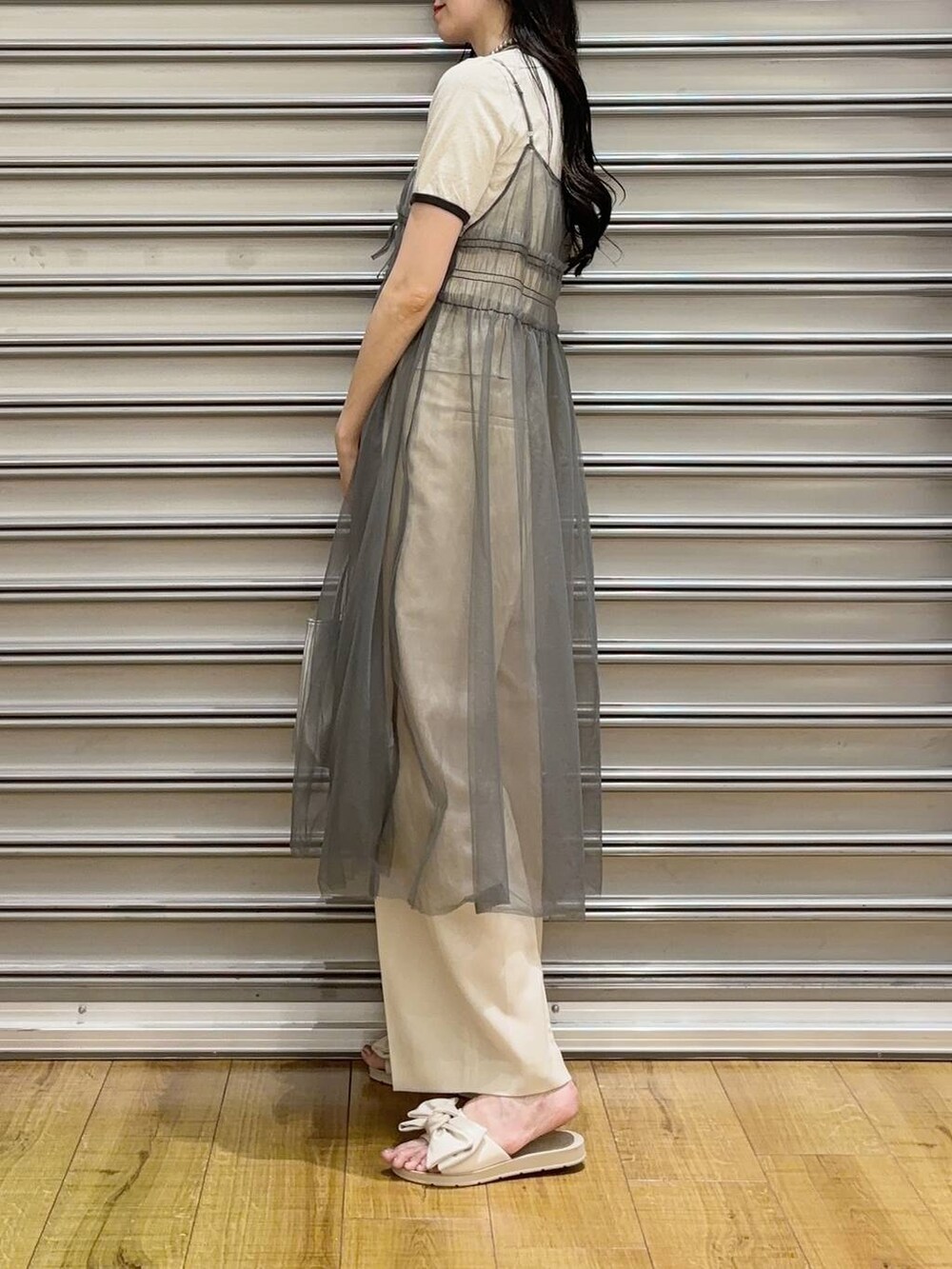 ブラック系のTシャツ/カットソー、シルバー系のショルダーバッグ、グレー系のワンピースを着用したレディースの夏コーディネートの2枚目の写真