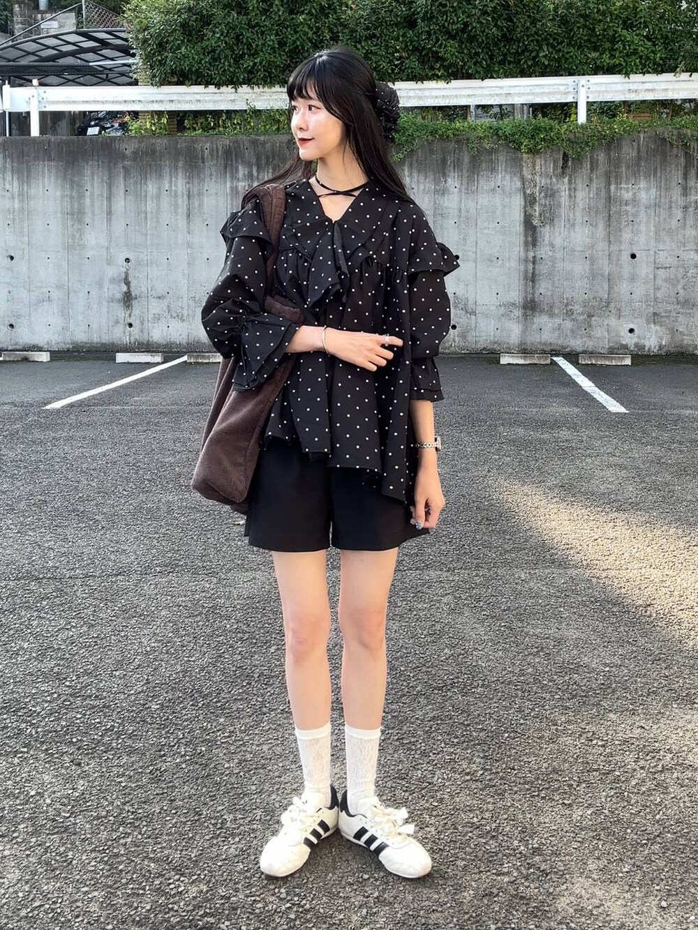 その他のシャツ/ブラウス、ホワイト系のソックス/靴下を着用したレディースの秋コーディネートの2枚目の写真