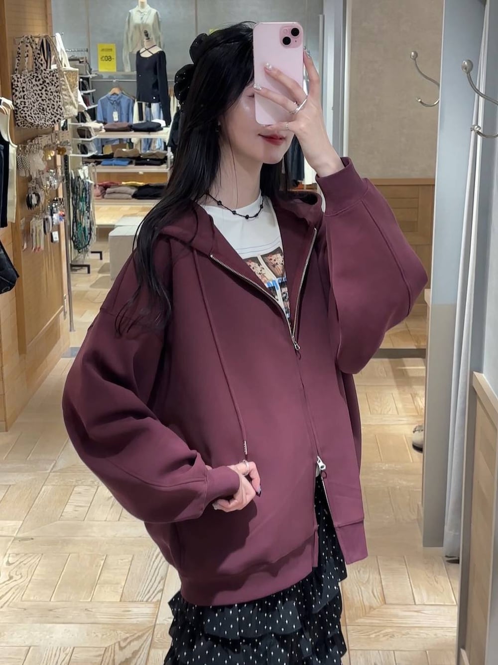 レッド系のパーカー、その他のスカート、ブラック系のサンダルを着用したレディースの秋コーディネートの2枚目の写真