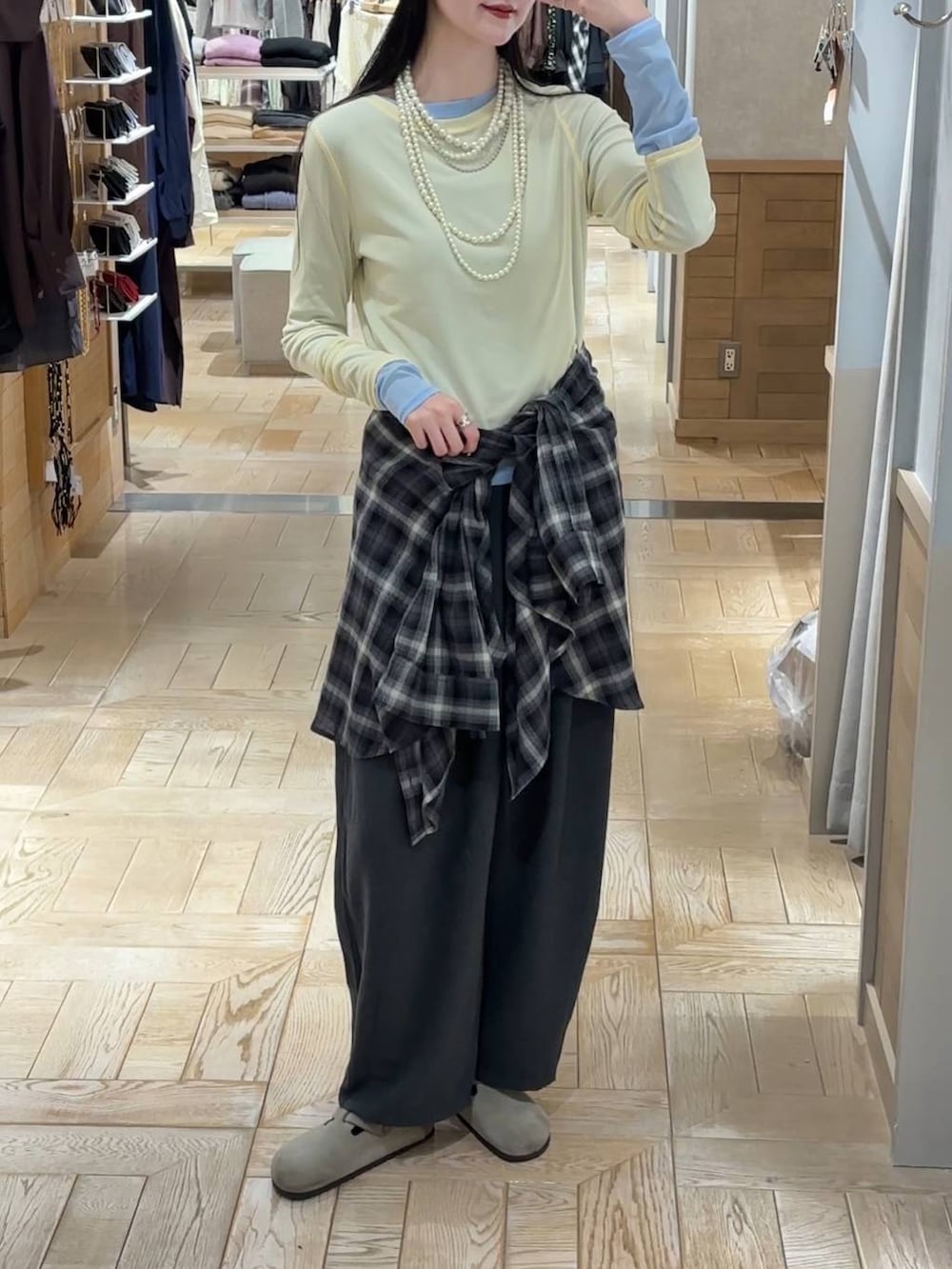 グレー系のその他パンツ、ブルー系のTシャツ/カットソー、イエロー系のTシャツ/カットソーを着用したレディースの秋コーディネートの2枚目の写真