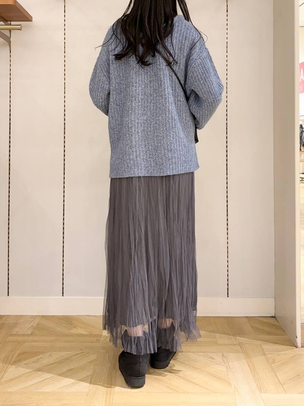 ブラック系のショルダーバッグ、グレー系のスカート、ブルー系のTシャツ/カットソーを着用したレディースの冬コーディネートの3枚目の写真