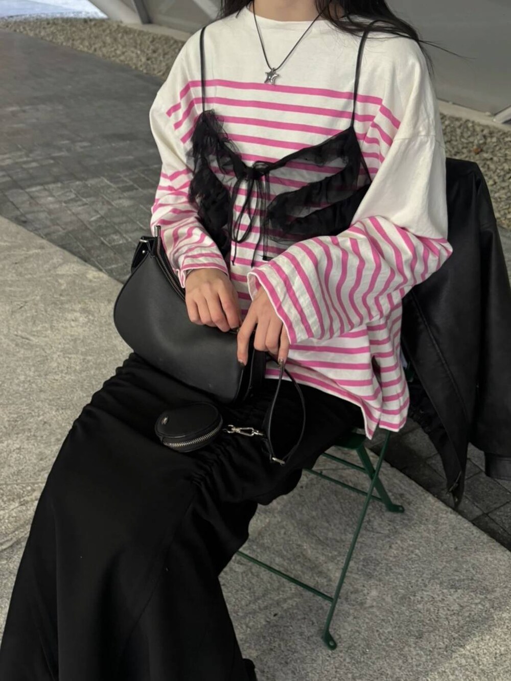 ブラック系のスカート、ピンク系のTシャツ/カットソー、ピンク系のソックス/靴下を着用したレディースの春コーディネートの3枚目の写真