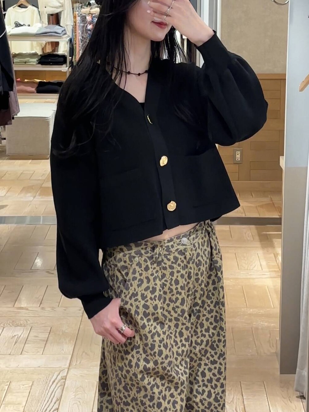 その他のデニムパンツ、ブラック系のカーディガン/ボレロ、ブラック系のネックレスを着用したレディースの秋コーディネートの2枚目の写真