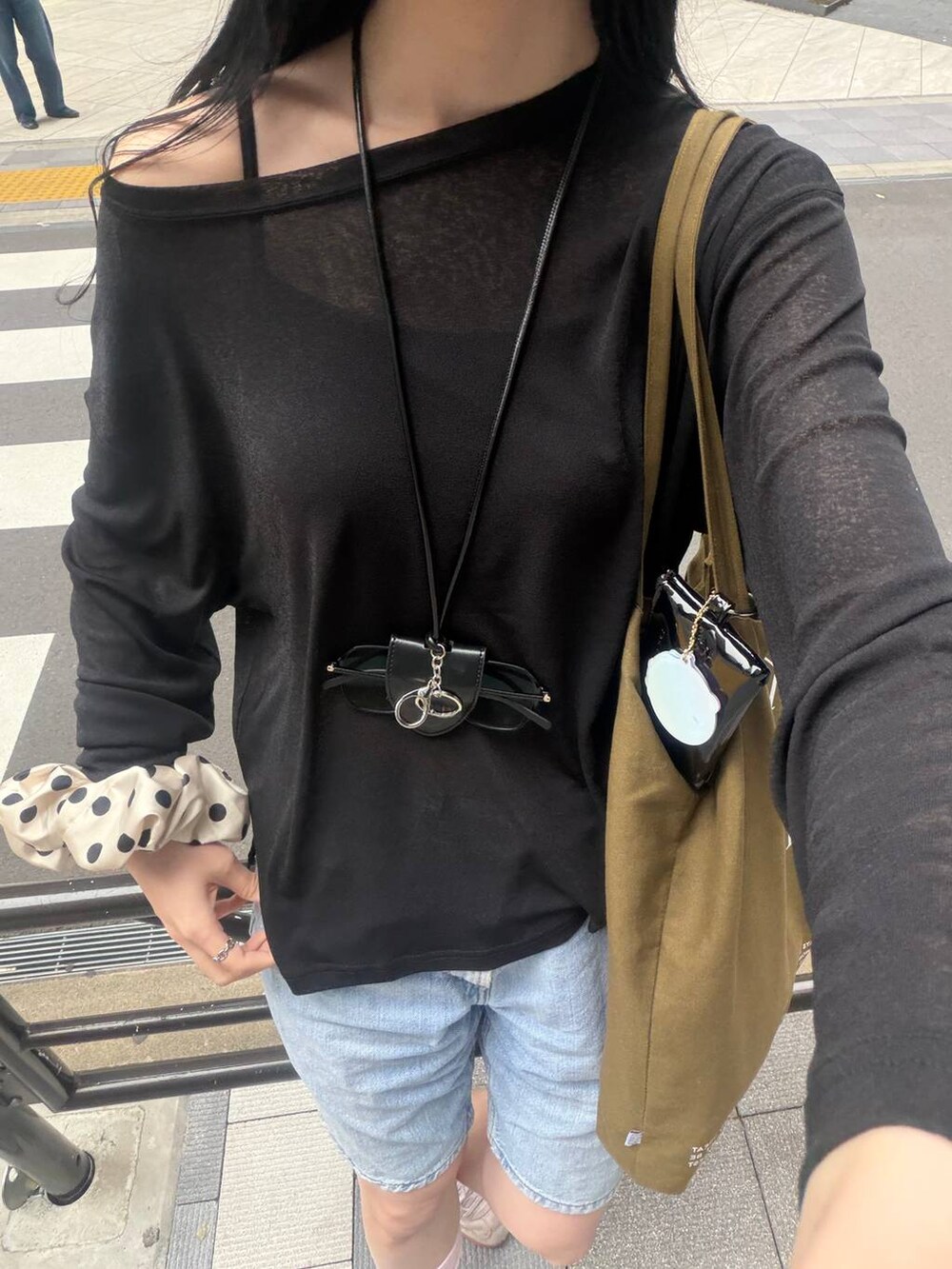 ブラック系のTシャツ/カットソーを着用したレディースの春コーディネートの4枚目の写真