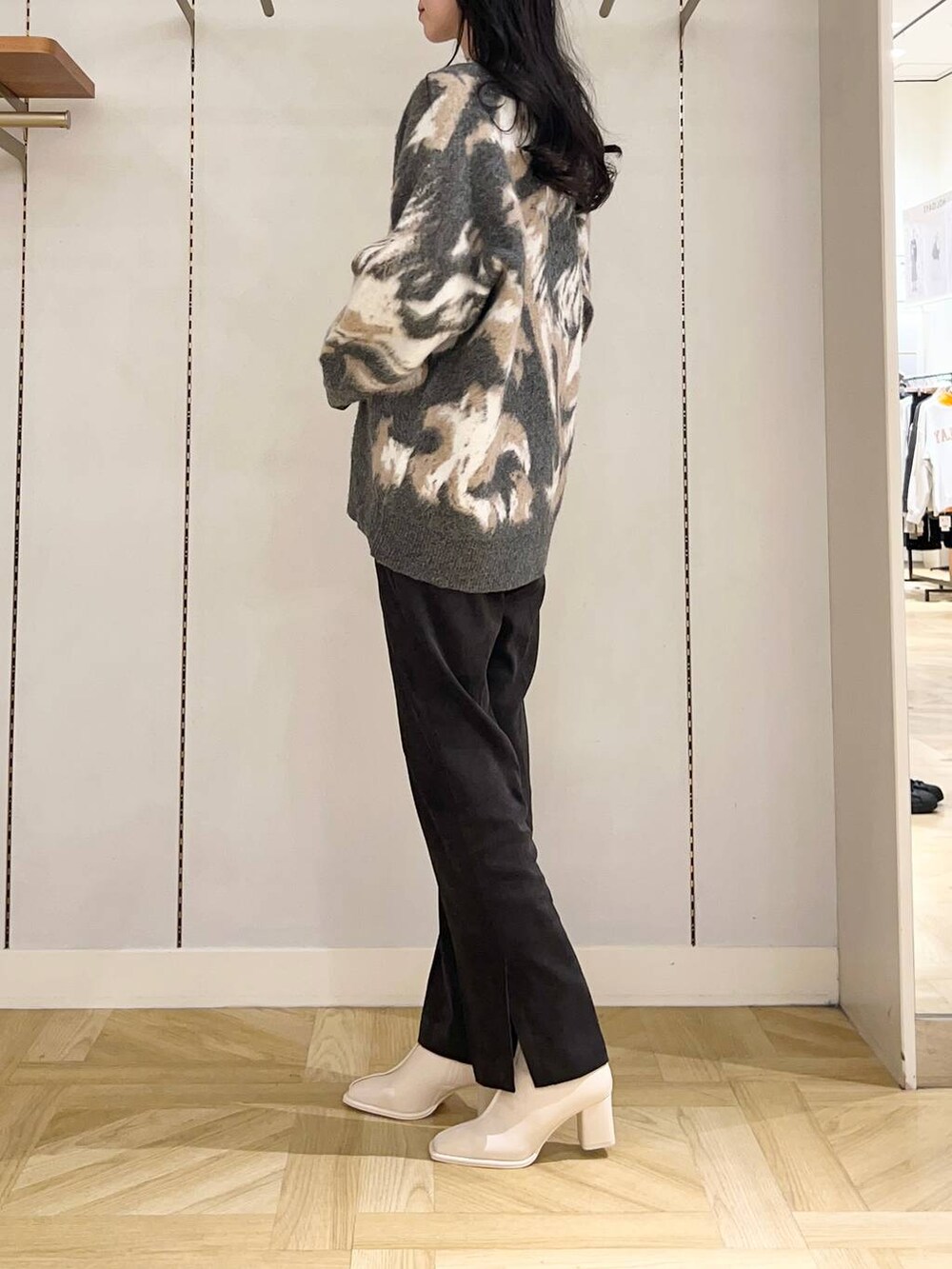ホワイト系のパンプス、ホワイト系のショルダーバッグ、ホワイト系のTシャツ/カットソーを着用したレディースの冬コーディネートの2枚目の写真
