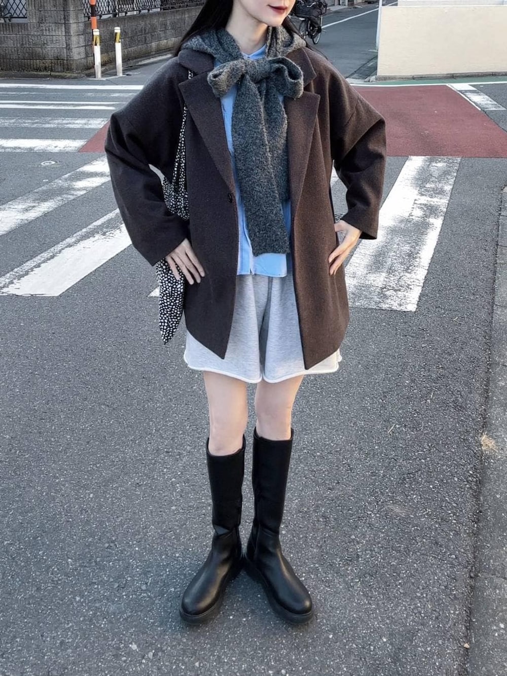 グレー系のその他アウター、グレー系のマフラーを着用したレディースの冬コーディネートの2枚目の写真