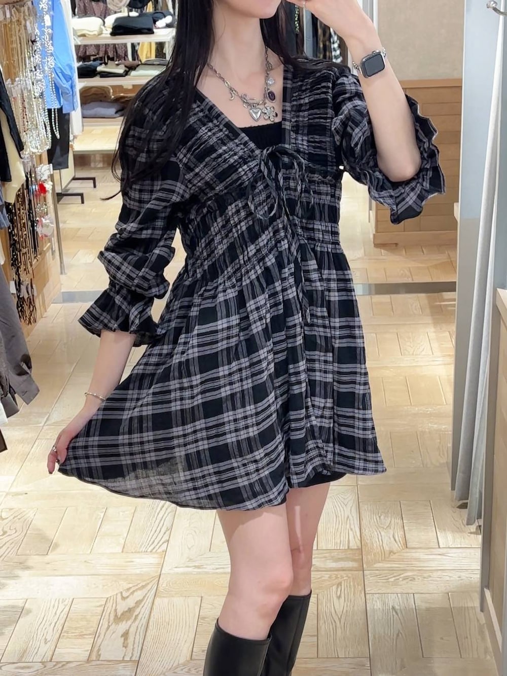 グレー系のその他パンツ、ブラック系のブーツ、ブラック系のシャツ/ブラウスを着用したレディースの秋コーディネートの3枚目の写真