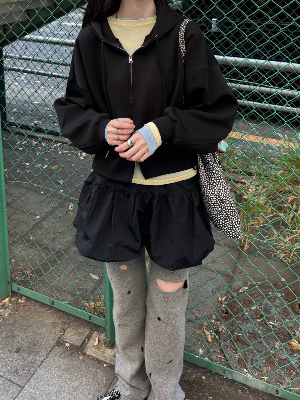 ブラック系のスカート、ブラック系のパーカー、ブルー系のTシャツ/カットソーを着用したレディースの冬コーディネートの4枚目の写真
