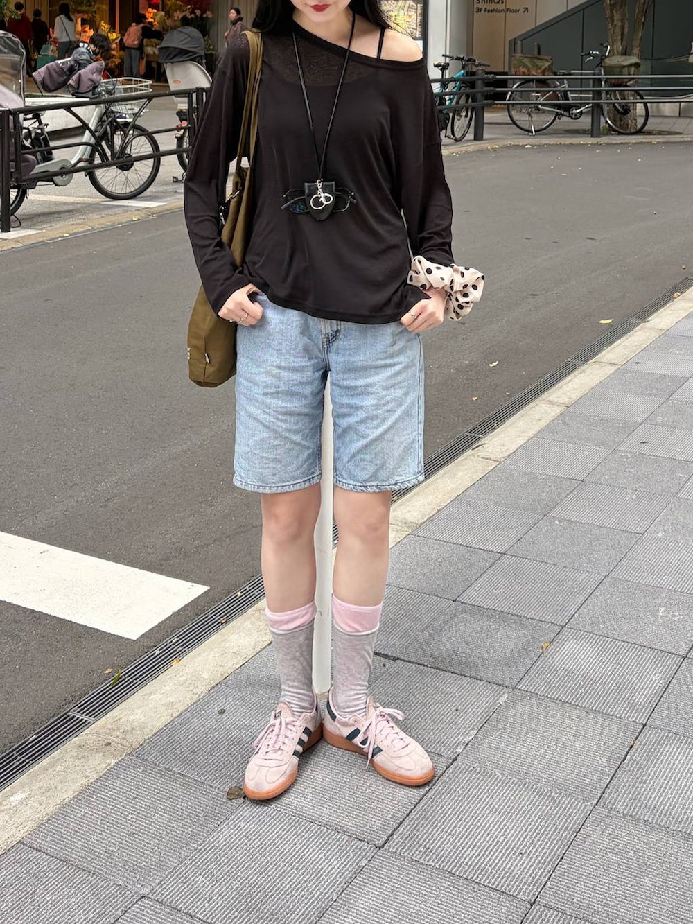 ブラック系のTシャツ/カットソーを着用したレディースの春コーディネートの3枚目の写真