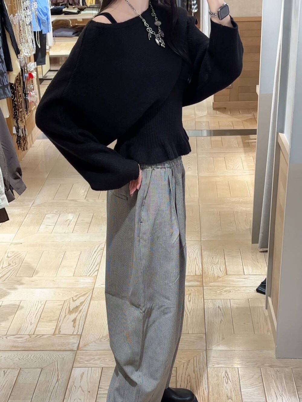 その他のその他パンツ、ブラック系のニット/セーターを着用したレディースの秋コーディネートの2枚目の写真