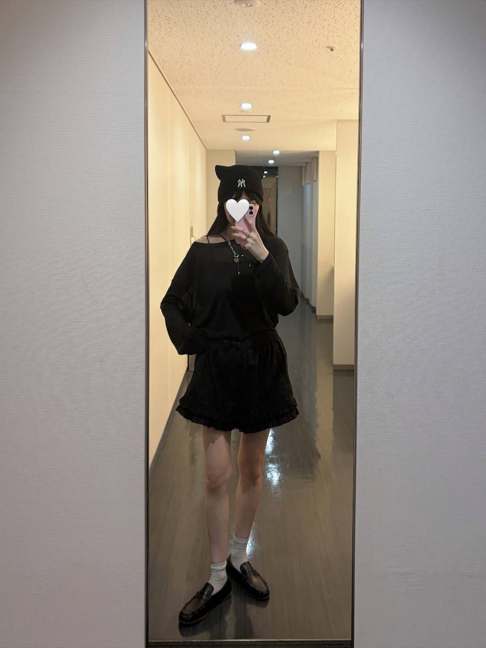 ホワイト系のショルダーバッグ、ブラック系のTシャツ/カットソーを着用したレディースの秋コーディネートの4枚目の写真