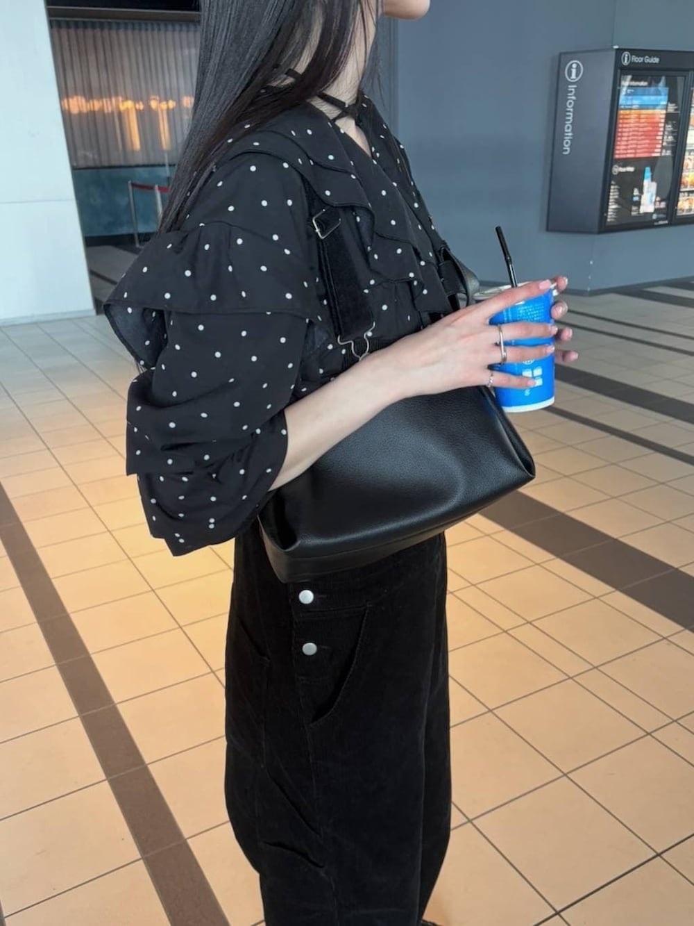 ブラック系のサロペット/オーバーオール、ブラック系のショルダーバッグを着用したレディースの春コーディネートの3枚目の写真