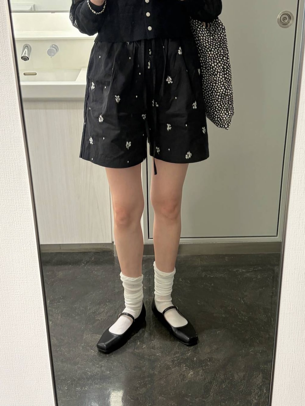 ブラック系のその他パンツを着用したレディースの夏コーディネートの2枚目の写真