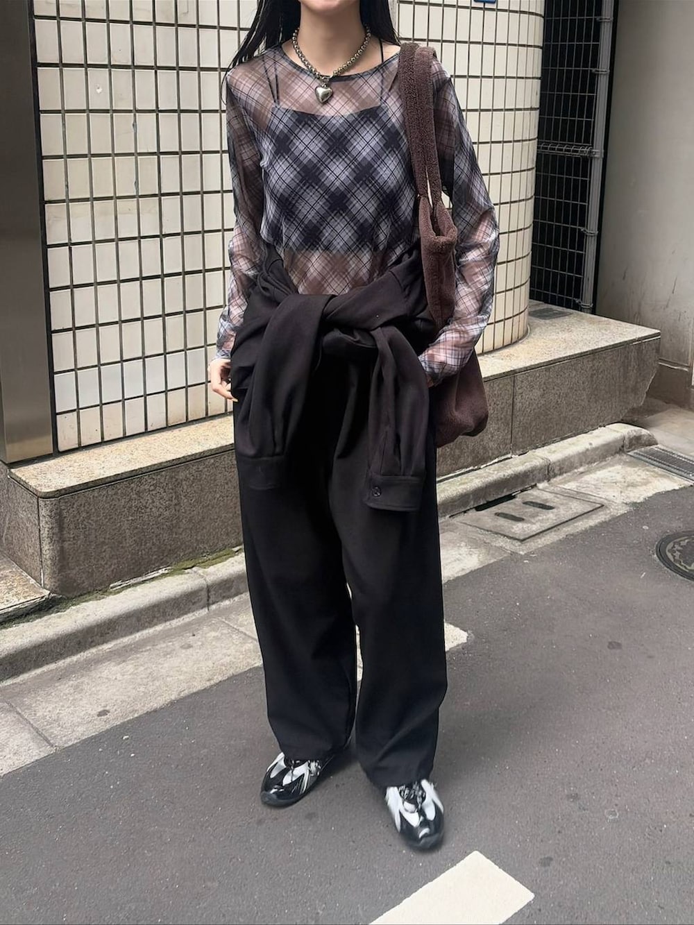 その他のTシャツ/カットソー、ブラック系のサロペット/オーバーオールを着用したレディースの春コーディネートの3枚目の写真