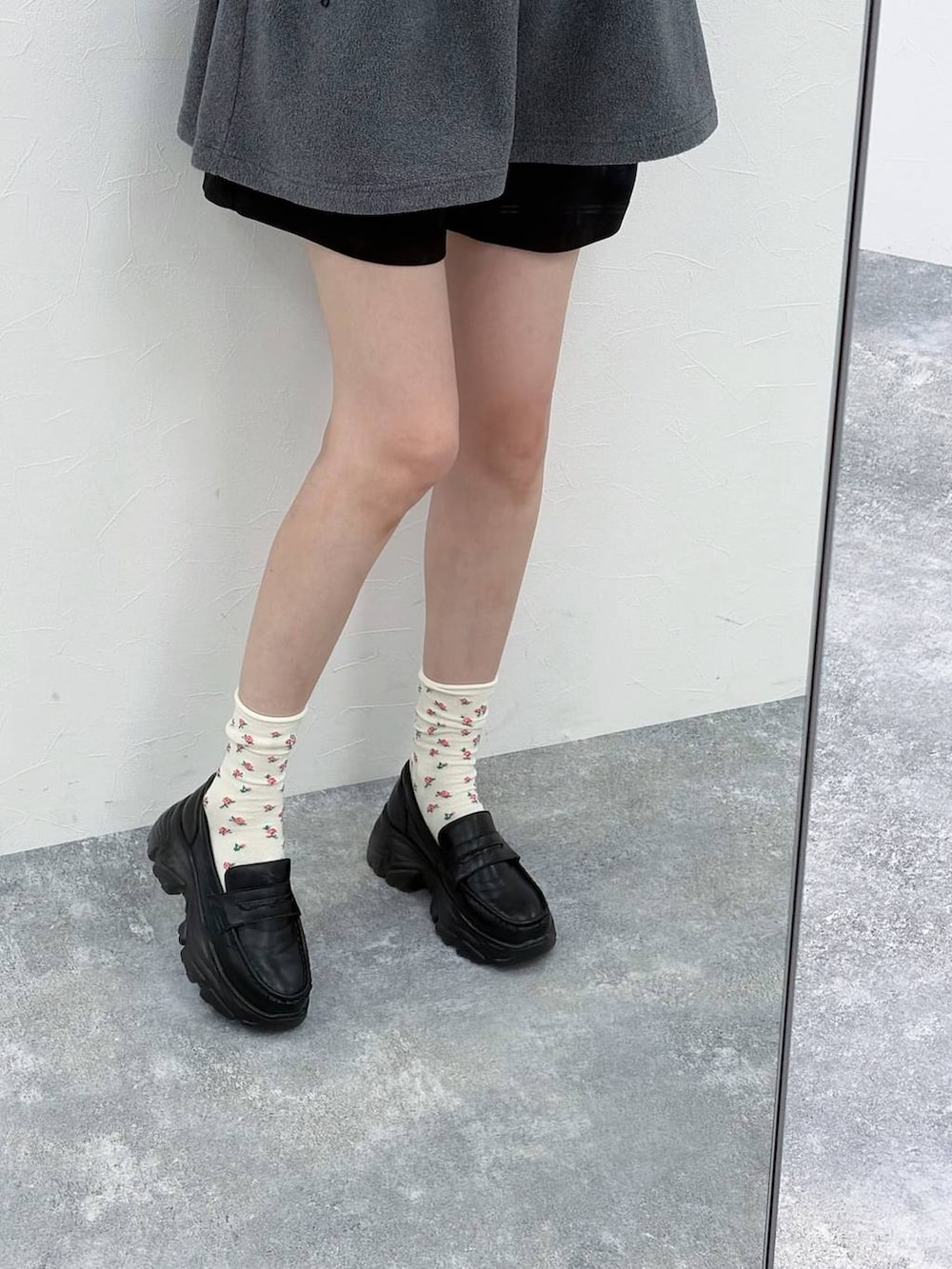 グレー系のワンピース、ブラック系のローファー、ブラック系のその他パンツを着用したレディースの夏コーディネートの3枚目の写真
