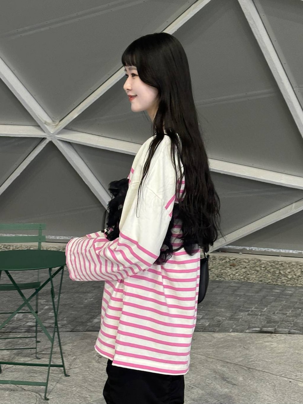 ブラック系のスカート、ピンク系のTシャツ/カットソー、ピンク系のソックス/靴下を着用したレディースの春コーディネートの4枚目の写真