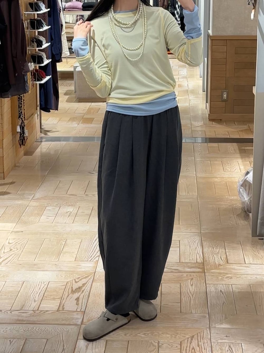 グレー系のその他パンツ、ブルー系のTシャツ/カットソー、イエロー系のTシャツ/カットソーを着用したレディースの秋コーディネートの3枚目の写真