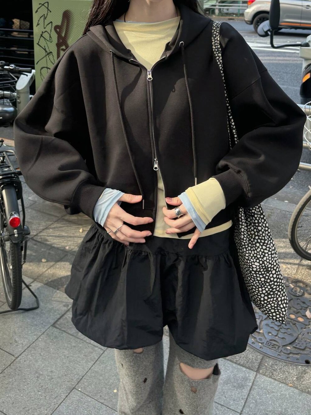 ブラック系のスカート、ブラック系のパーカー、ブルー系のTシャツ/カットソーを着用したレディースの冬コーディネートの3枚目の写真
