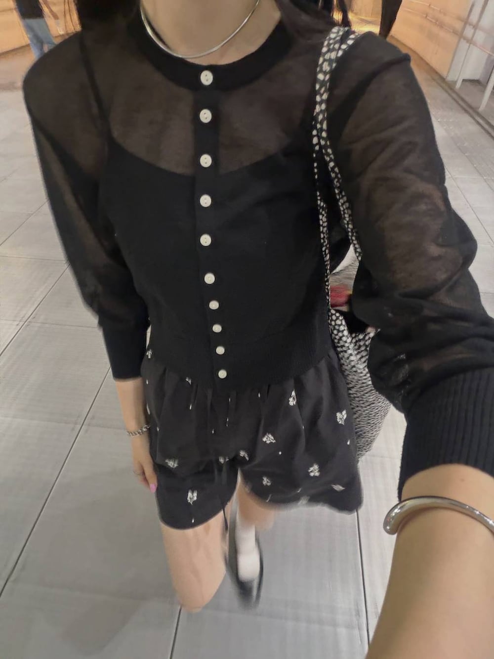 ブラック系のその他パンツを着用したレディースの夏コーディネートの3枚目の写真
