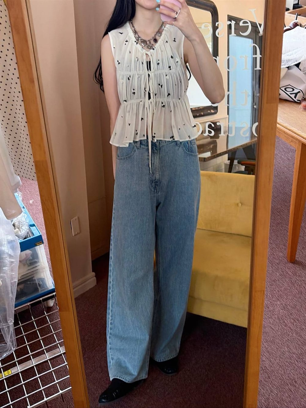 ブルー系のデニムパンツ、ホワイト系のシャツ/ブラウスを着用したレディースの春コーディネートの3枚目の写真