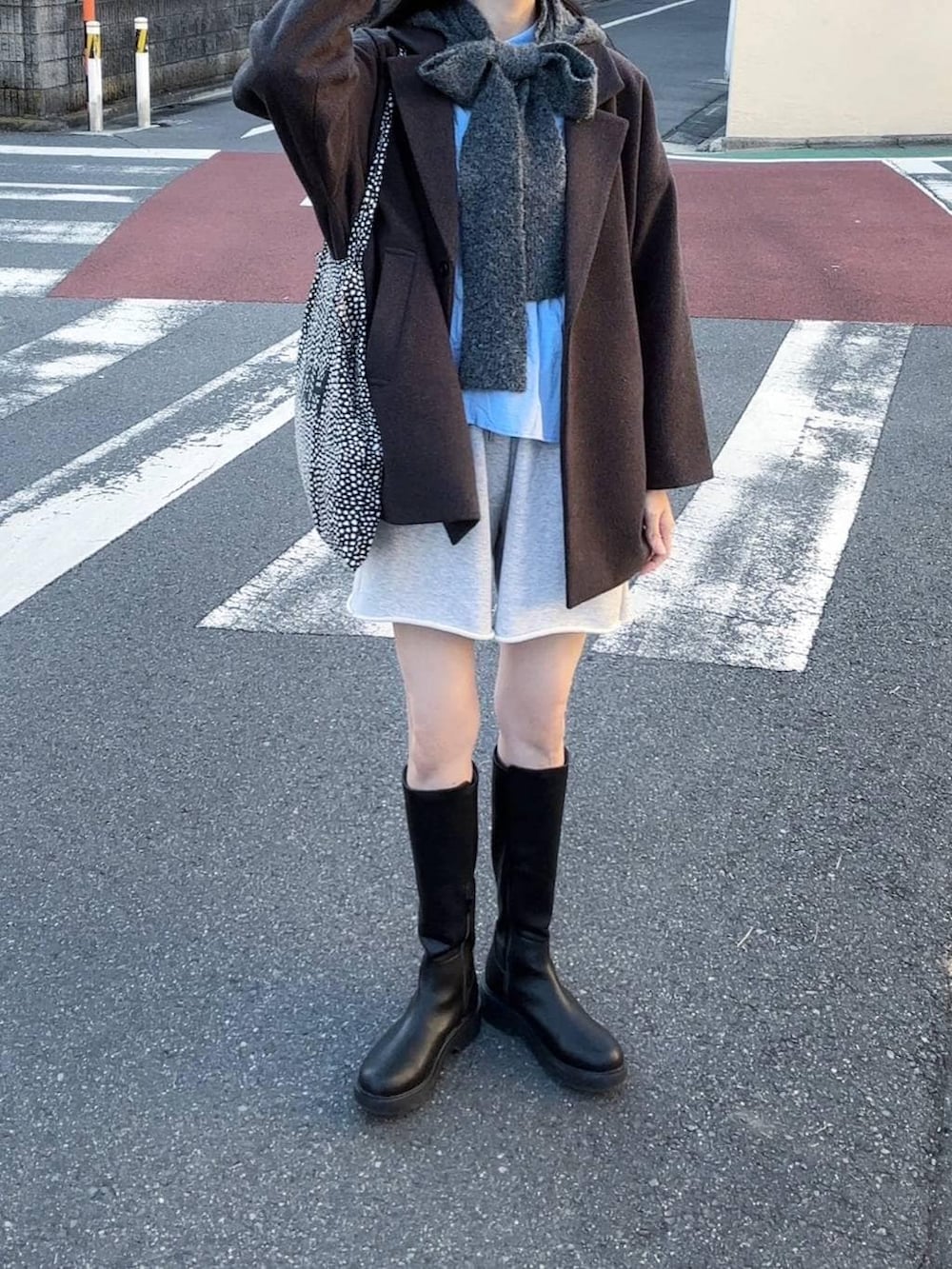 グレー系のその他アウター、グレー系のマフラーを着用したレディースの冬コーディネートの3枚目の写真