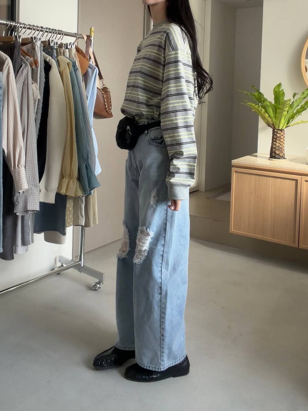 ブルー系のデニムパンツ、ブラック系のボディバッグ/ウエストポーチを着用したレディースの冬コーディネートの3枚目の写真