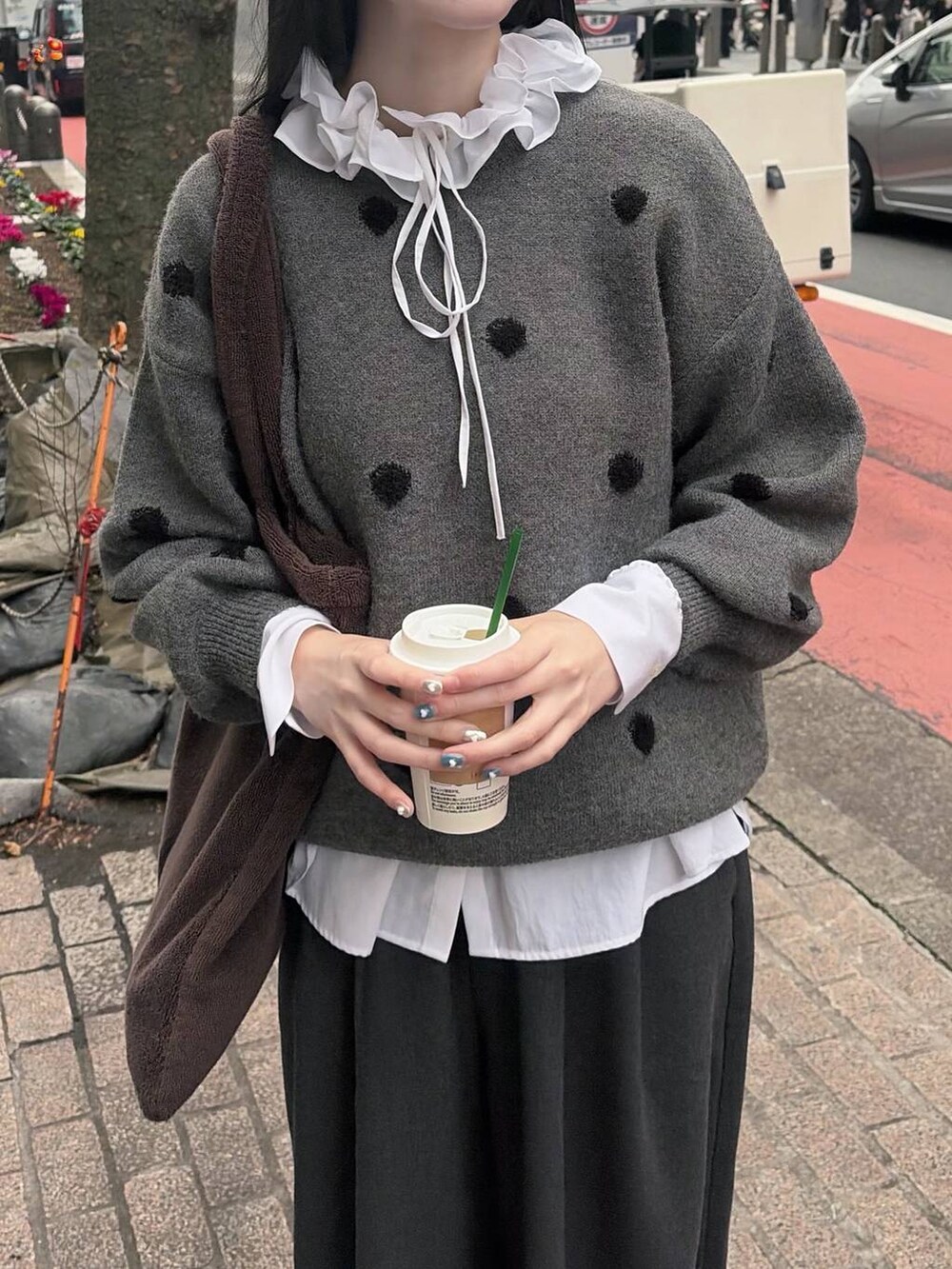 ホワイト系のシャツ/ブラウス、グレー系のニット/セーターを着用したレディースの冬コーディネートの3枚目の写真