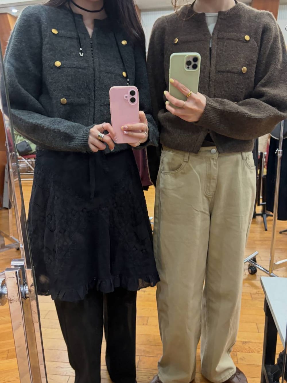 グレー系のノーカラージャケット、ブラウン系のノーカラージャケット、ブラック系のスカートを着用したレディースの秋コーディネートの3枚目の写真