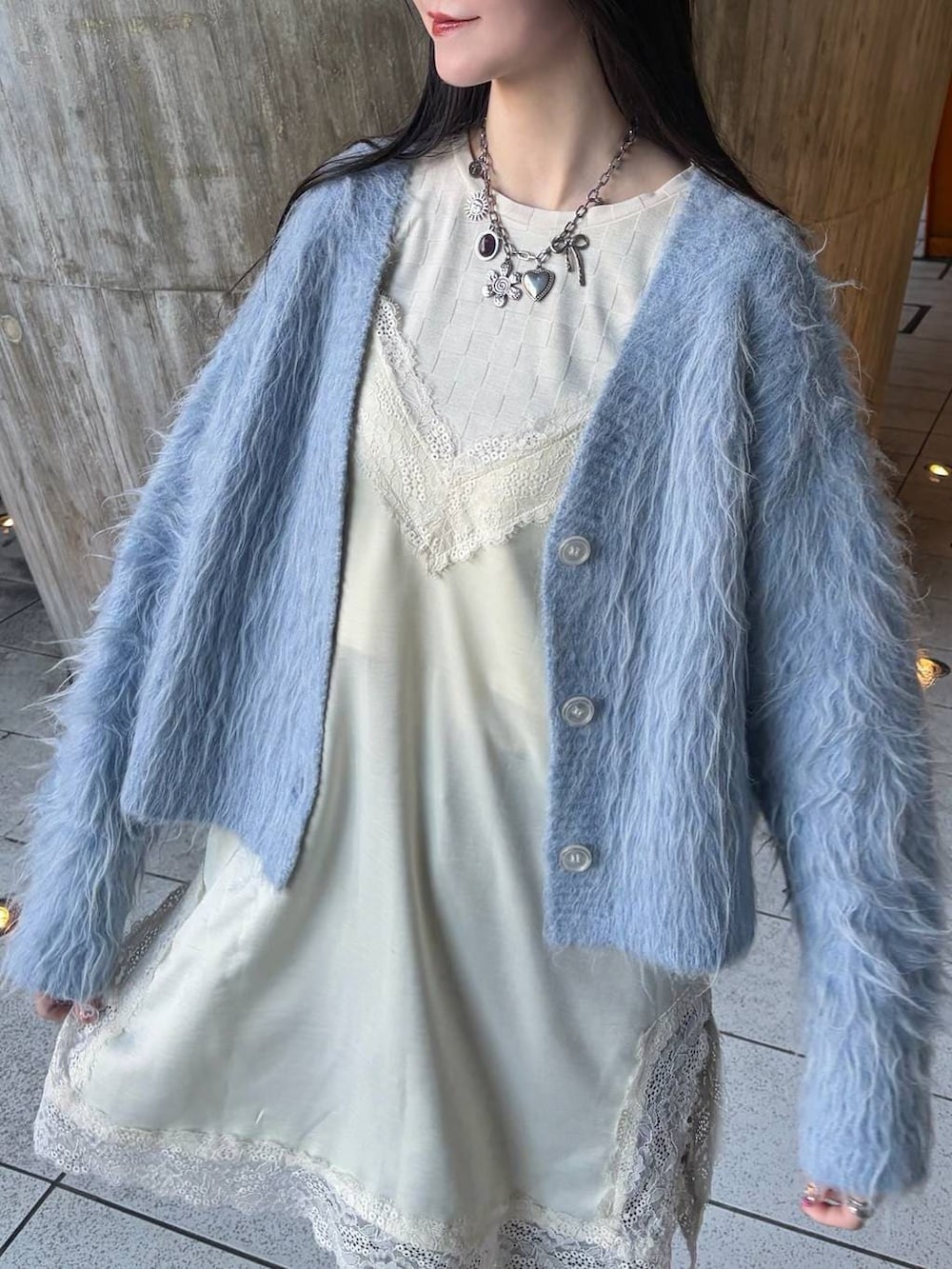 ブルー系のカーディガン/ボレロを着用したレディースの冬コーディネートの3枚目の写真