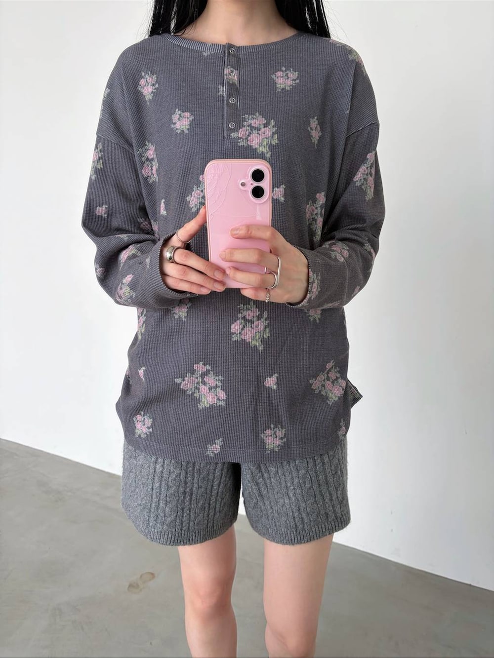 グレー系のその他パンツ、ブラック系のスリッポン、グレー系のTシャツ/カットソーを着用したレディースの秋コーディネートの2枚目の写真