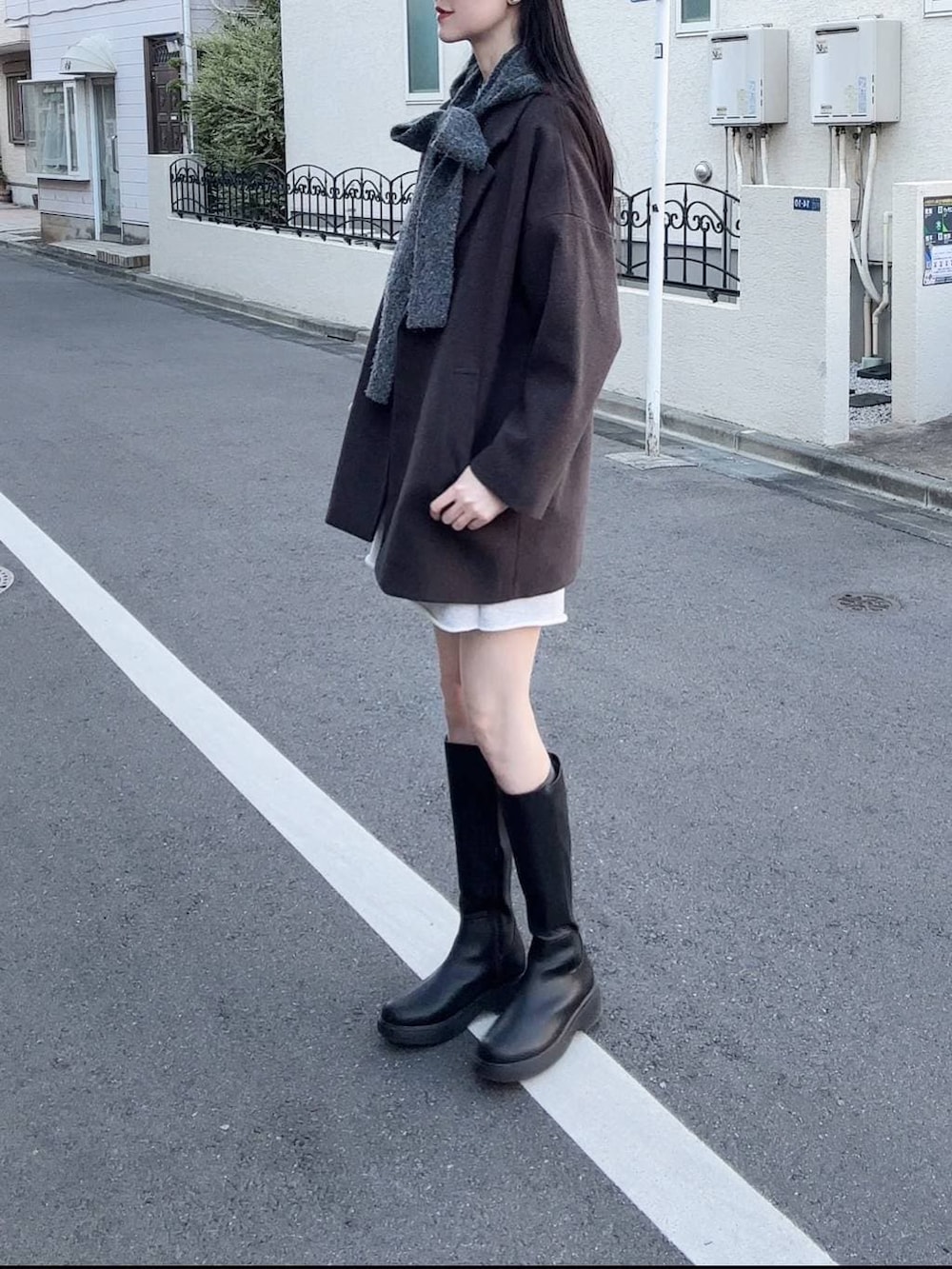 グレー系のその他アウター、グレー系のマフラーを着用したレディースの冬コーディネートの4枚目の写真