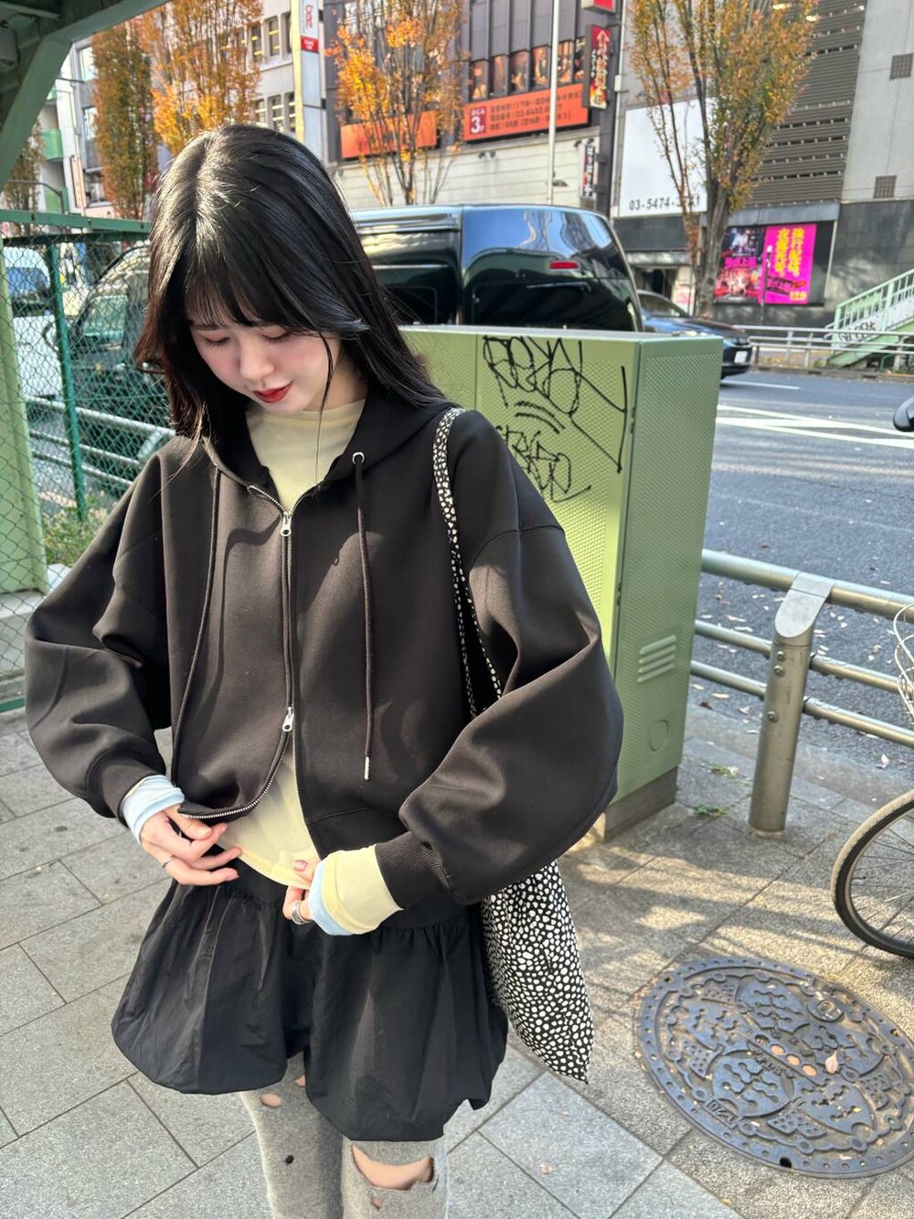 ブラック系のスカート、ブラック系のパーカー、ブルー系のTシャツ/カットソーを着用したレディースの冬コーディネートの5枚目の写真