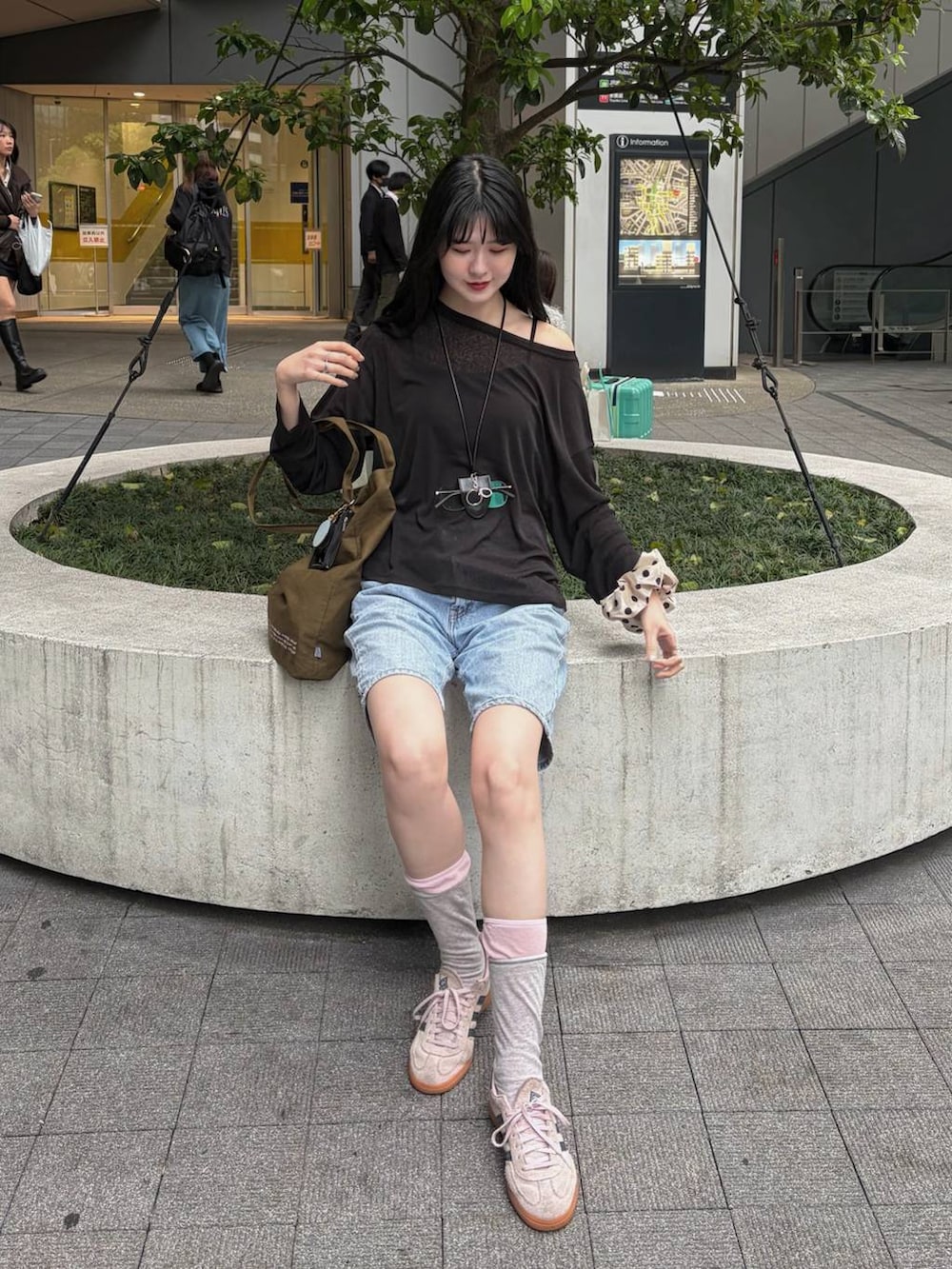 ブラック系のTシャツ/カットソーを着用したレディースの春コーディネートの2枚目の写真