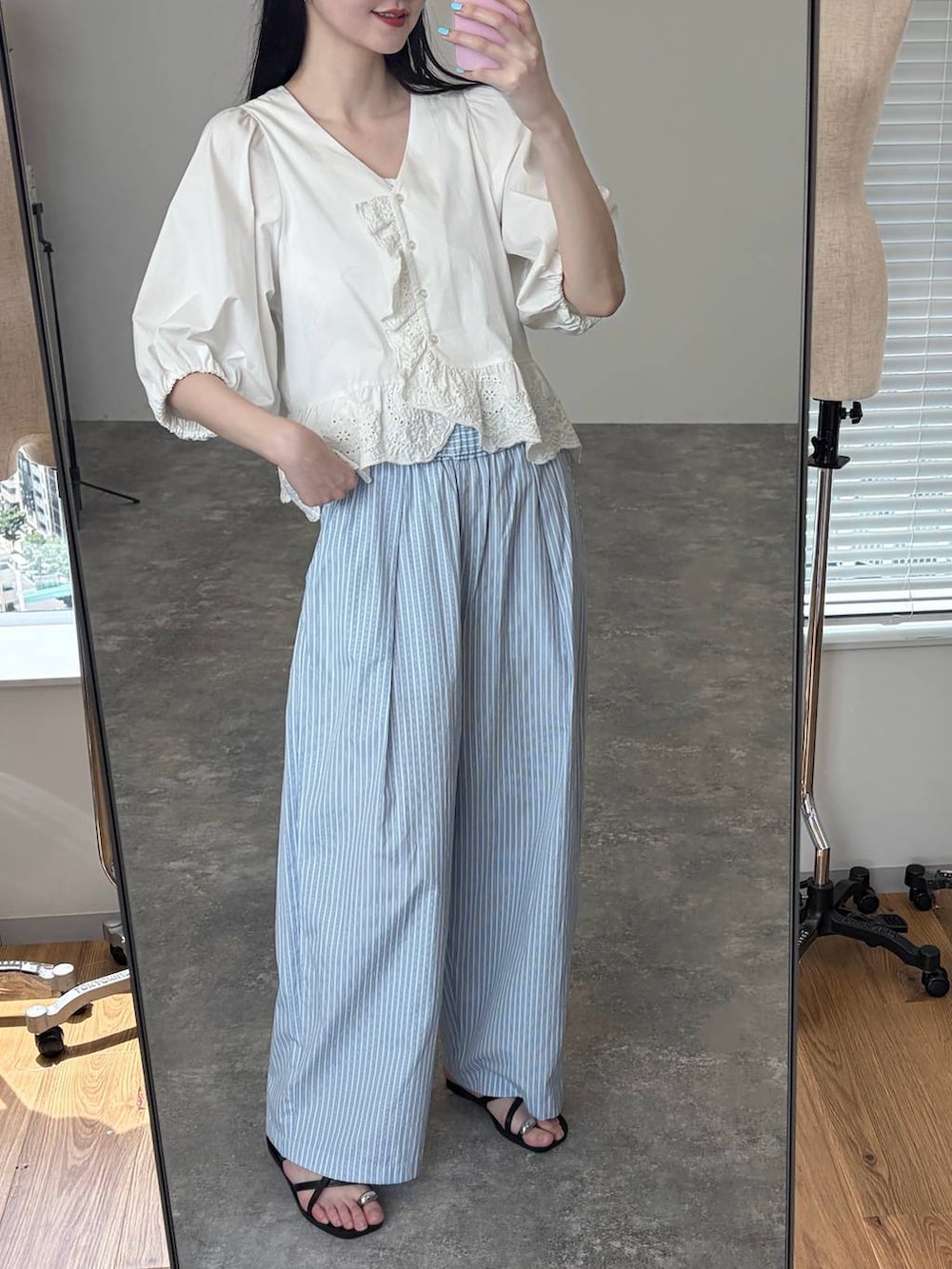 ホワイト系のシャツ/ブラウス、ブルー系のその他パンツを着用したレディースの夏コーディネートの2枚目の写真