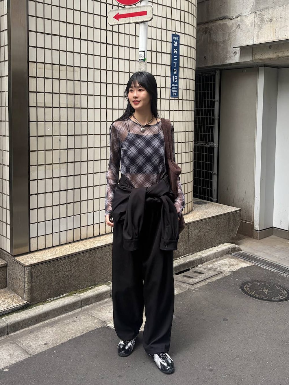 その他のTシャツ/カットソー、ブラック系のサロペット/オーバーオールを着用したレディースの春コーディネートの4枚目の写真