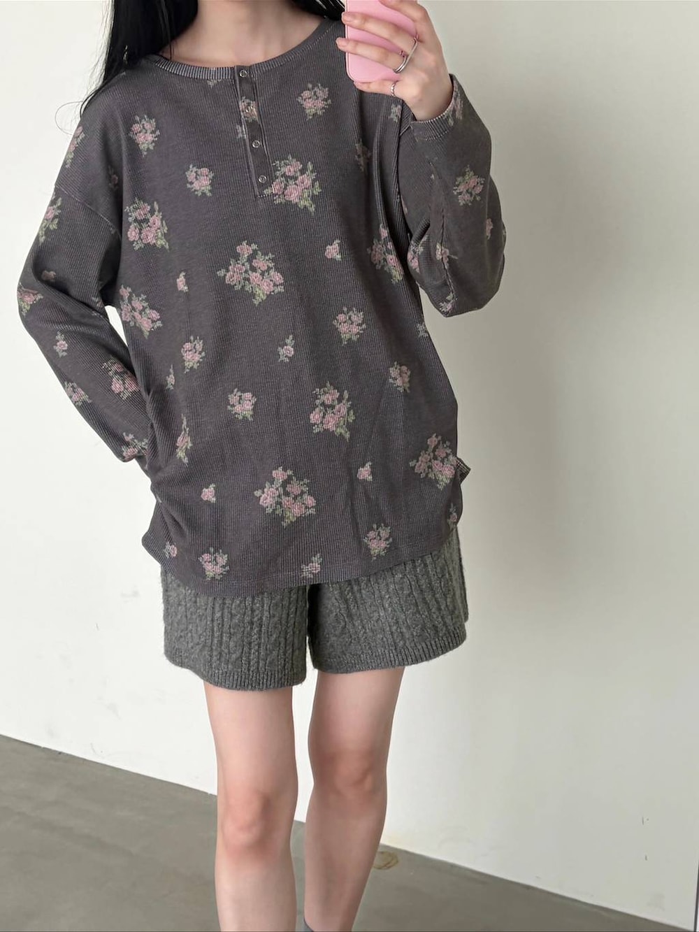 グレー系のその他パンツ、ブラック系のスリッポン、グレー系のTシャツ/カットソーを着用したレディースの秋コーディネートの3枚目の写真