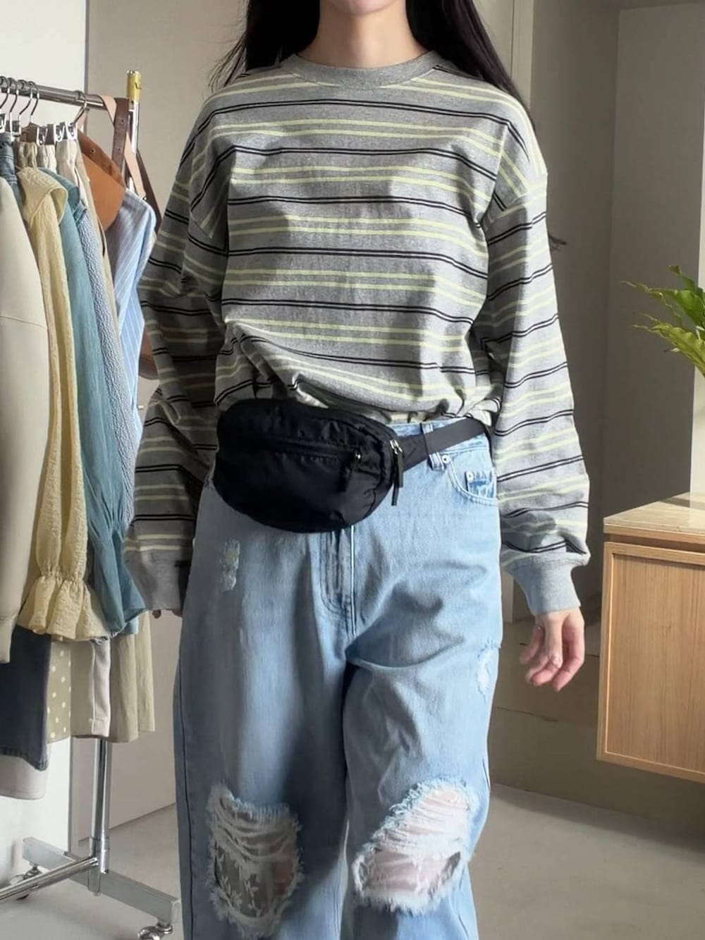 ブルー系のデニムパンツ、ブラック系のボディバッグ/ウエストポーチを着用したレディースの冬コーディネートの4枚目の写真