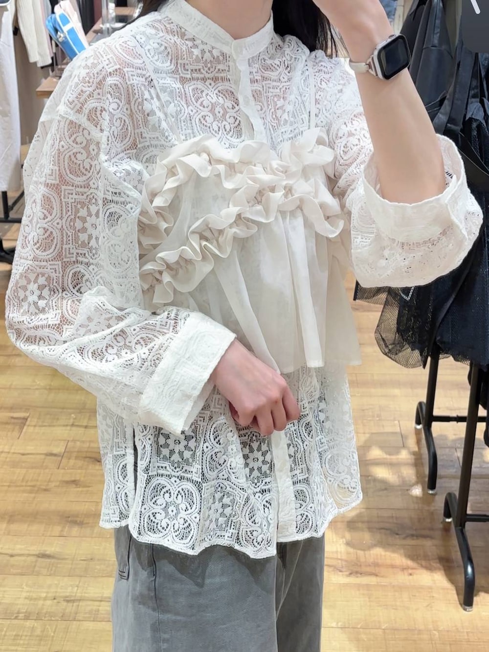 グレー系のデニムパンツ、ホワイト系のキャミソール、ホワイト系のシャツ/ブラウスを着用したレディースの春コーディネートの2枚目の写真