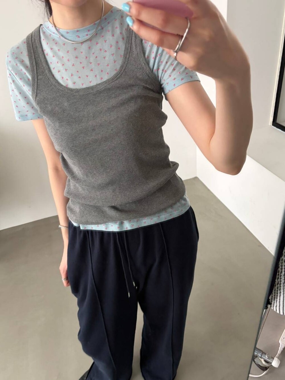 グレー系のタンクトップ、ブルー系のTシャツ/カットソーを着用したレディースの夏コーディネートの2枚目の写真