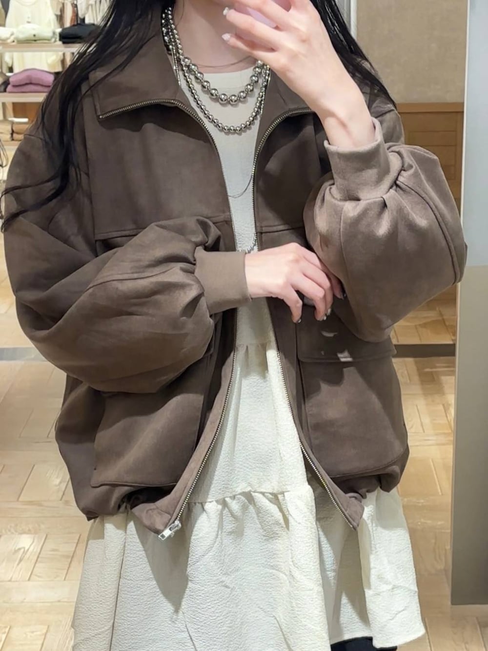 ブラック系のブーツ、グレー系のその他パンツ、ブラウン系のブルゾンを着用したレディースの秋コーディネートの3枚目の写真