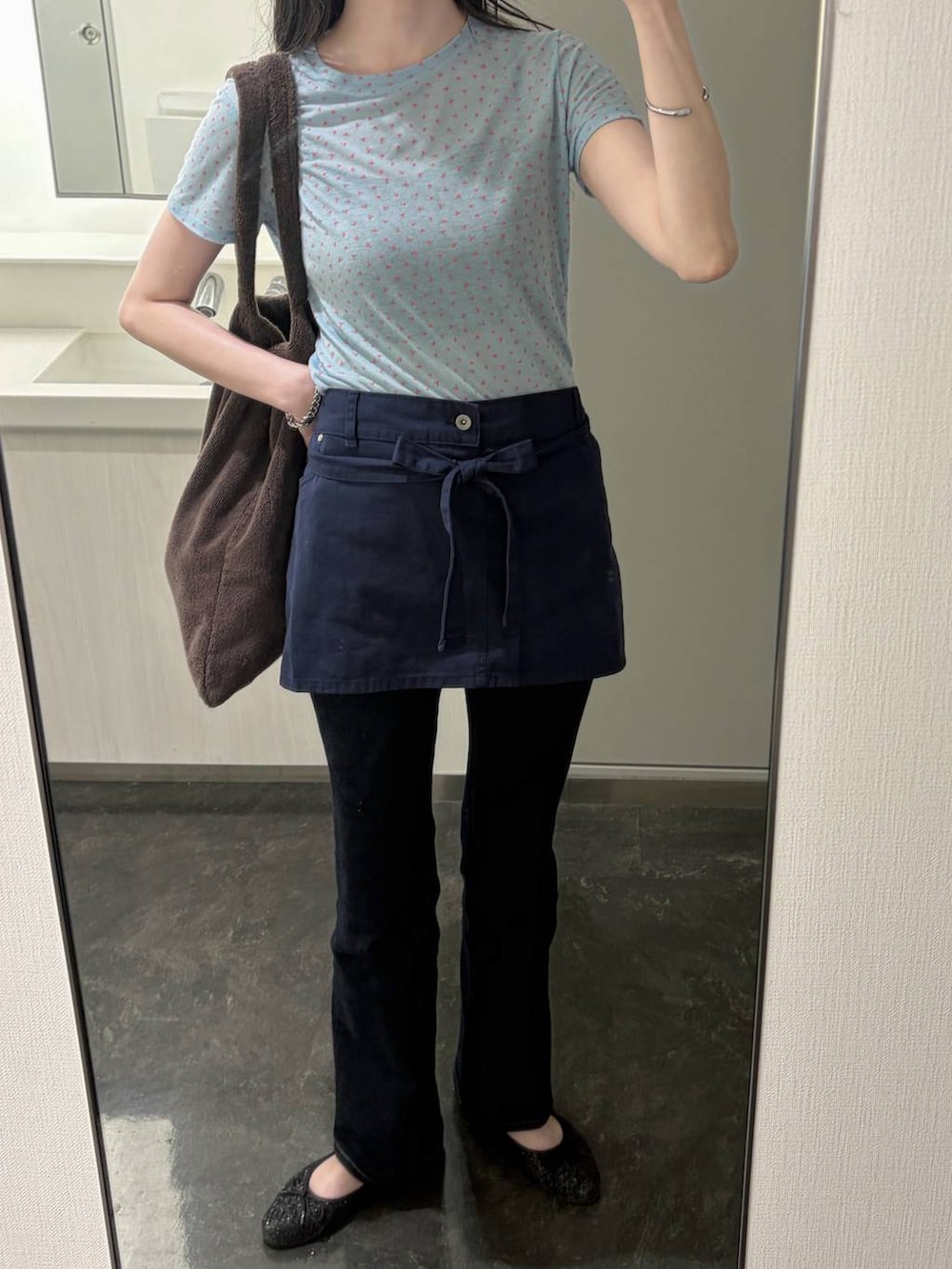 ブルー系のTシャツ/カットソーを着用したレディースの夏コーディネートの2枚目の写真