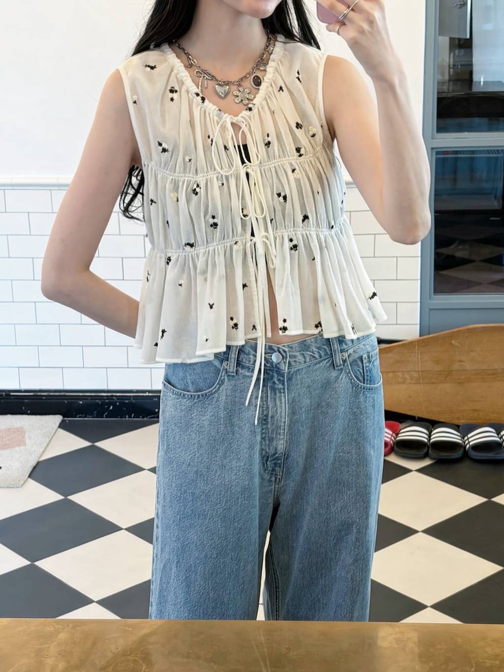 ブルー系のデニムパンツ、ホワイト系のシャツ/ブラウスを着用したレディースの春コーディネートの2枚目の写真